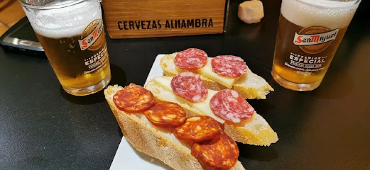 Momo : café, copas y algo más