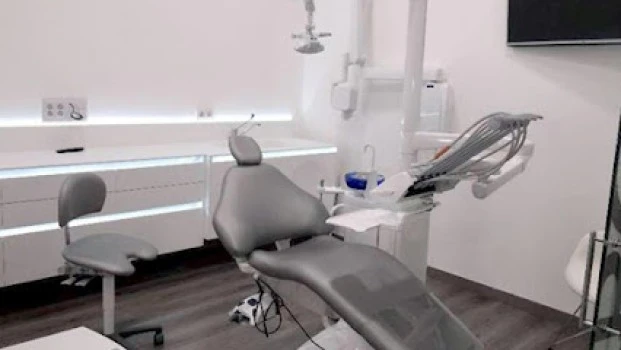 CENTRO DENTAL ROBERTO CRISTOBAL VALDELAGUA