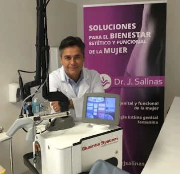 Dr. Juan Salinas Peña, Ginecólogo