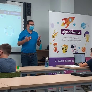 Algorithmics Pamplona. Escuela programación para niños/as y jóvenes de 5 a 18 años